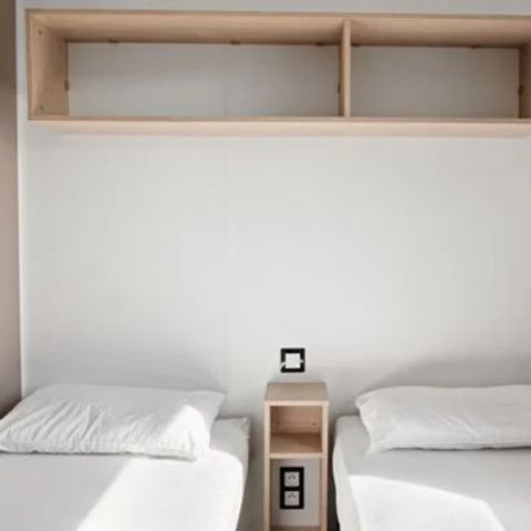 STACARAVAN 6 personen - Comfort XL | 3 slaapkamers | 6 pers | Verhoogd terras | Airconditioning | TV