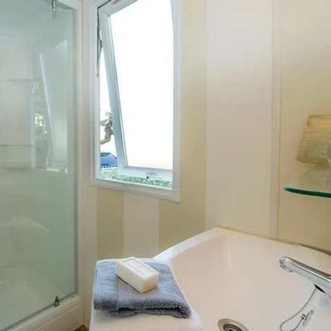 Stacaravan 6 personen - Comfort XL | 3 slaapkamers | 6 pers | Verhoogd terras | Airconditioning | TV