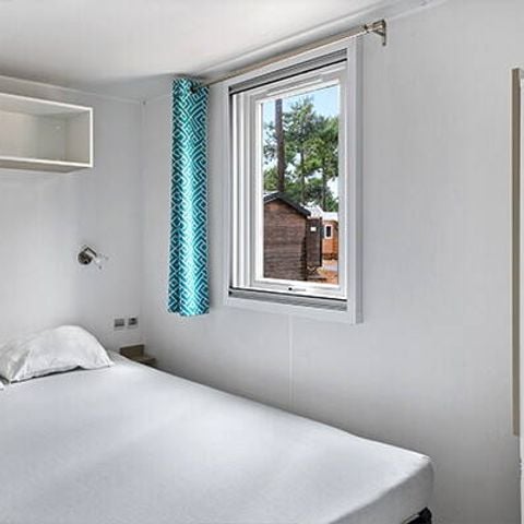 BUNGALOW 4 personnes - Mobil-home | Comfort | 2 Ch. | 4 Pers. | Terrasse surélevée | Clim. | TV