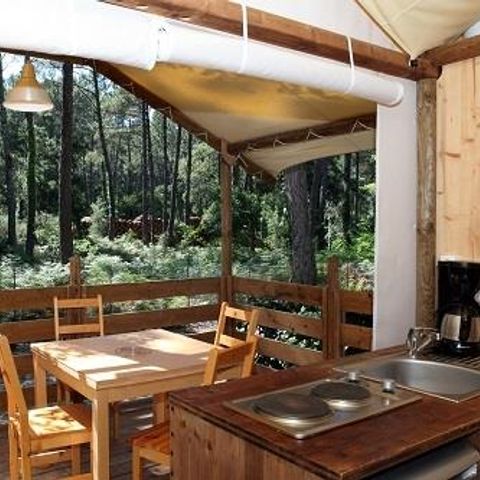 SAFARIZELT 4 Personen - Cabane Lodge Standard 20m² 2 Schlafzimmer + Handtücher und Bettwäsche + überdachte Terrasse + TV