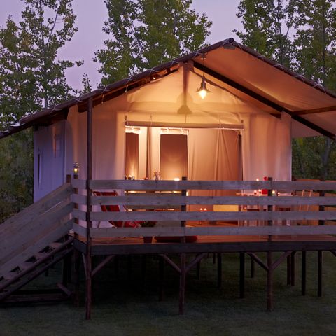 SAFARIZELT 4 Personen - Cabane Lodge Standard 20m² 2 Schlafzimmer + Handtücher und Bettwäsche + überdachte Terrasse + TV