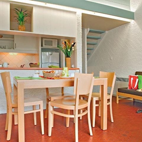 APARTMENT 8 people