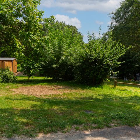 PLOT - Comfort package: tent, caravan or camper / 1 car / 10A electricity