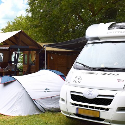 PLOT - Premium package: 10A pitch equipped with a Freecamp (hut with sanitary facilities and open kitchen)