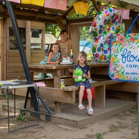 PLOT - Premium package: 10A pitch equipped with a Freecamp (hut with sanitary facilities and open kitchen)