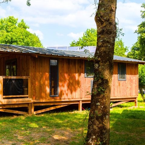 Tente en toile et en bois 5 personnes - Lodge Premium VIP 45m² 2 chambres dont terrasse de 11m² + TV + Draps + Serviettes
