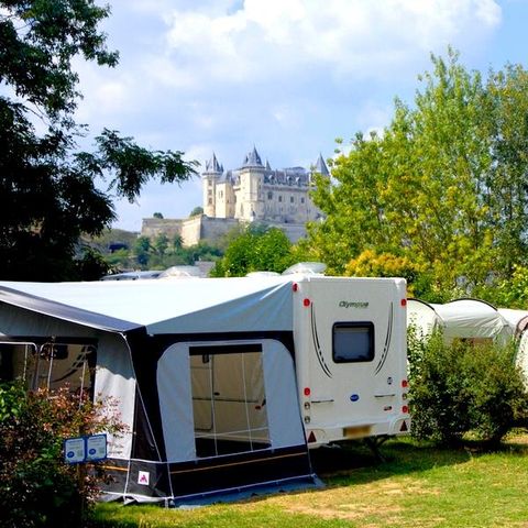 EMPLACEMENT - Forfait Confort + : tente, caravane ou camping-car / 1 voiture / électricité 10A avec point d'eau et évacuation eau grise sur place ou à proximité de l'emplacement