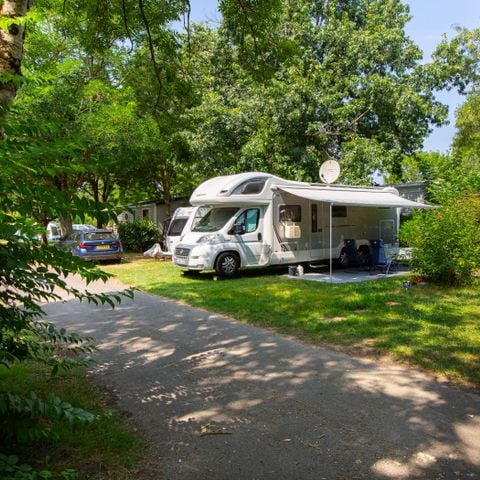PIAZZOLA - Pacchetto Comfort +: tenda, roulotte o camper / 1 auto / elettricità 10A con presa d'acqua e scarico delle acque grigie in loco o vicino alla piazzola