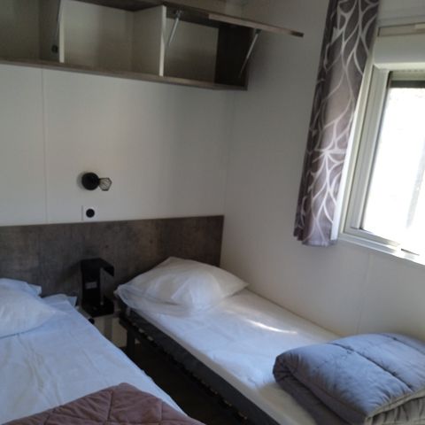 Stacaravan 4 personen - Comfort 27m² - 2 kamers + Overdekt terras + Omkeerbare airconditioning + TV
