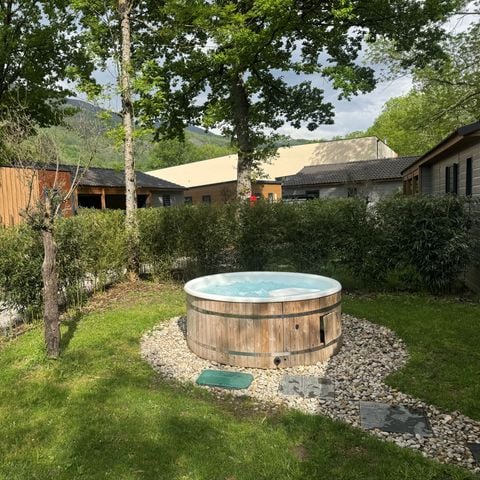 Chalet 4 personnes - SPA Confort 35m² - 2 chambres - Terrasse couverte - Clim réversible - TV