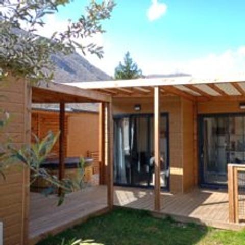 Stacaravan 6 personen - Premium 40m² - 3 kamers - 3 badkamers + Overdekt terras + Omkeerbare airconditioning + TV