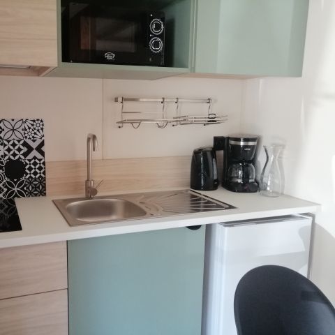 Mobilheim 8 Personen - Premium - 4 Schlafzimmer - 3 Bäder + Überdachte Terrasse + Reversible Klimaanlage + TV