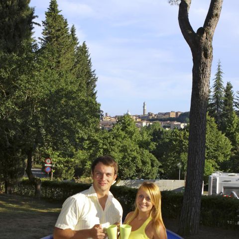 PARCELA - Tienda y coche