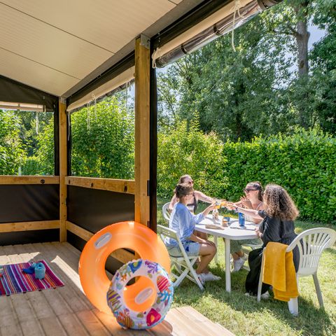 Glamping tent 5 persons - Standard 27m² 2 bedrooms with WC - no bathroom + covered terrace