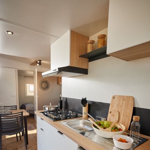 Stacaravan 4 personen - Homeflower Premium 29m² - 2 kamers + halfoverdekt terras + TV + Bedlinnenpakket + handdoeken + CLIM