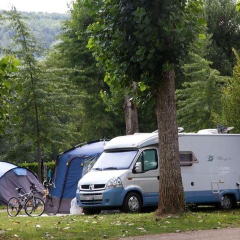 Kampeerplaats - Comfortpakket (1 tent of caravan of camper / 1 auto / 10A elektriciteit)