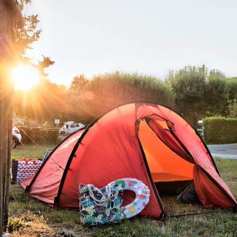 Kampeerplaats - Comfortpakket (1 tent of caravan of camper / 1 auto / 10A elektriciteit)