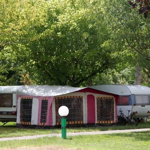 PLOT - Comfort package (1 tent or caravan or camper / 1 car / 10A electricity)