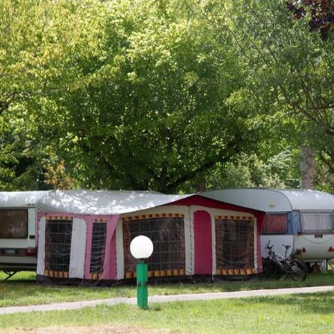 Kampeerplaats - Comfortpakket (1 tent of caravan of camper / 1 auto / 10A elektriciteit)