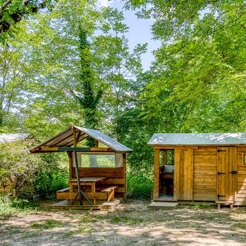 Stellplatz - Premium-Paket: Stellplatz 10A mit einem Freecamp ausgestattet