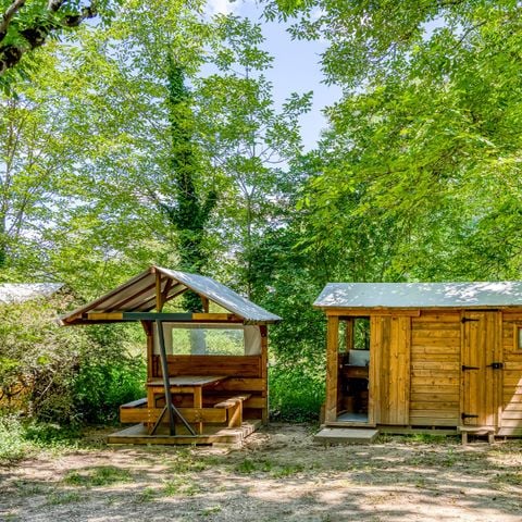 Stellplatz - Premium-Paket: Stellplatz 10A mit einem Freecamp ausgestattet