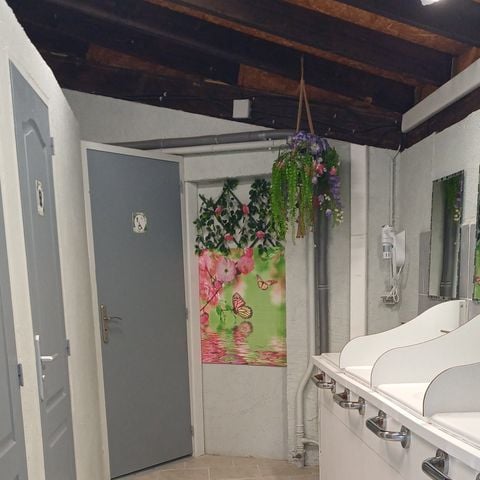 MOBILE HOME 4 people - Cabins (no running water, no bathroom facilities) – sleeps 4 – 2 bedrooms