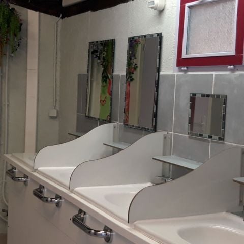 Stellplatz - Forfait Confort mit Zelt / Wohnwagen + 1 Auto + Strom