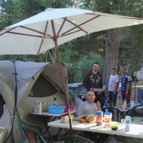 EMPLACEMENT - pour tente, caravane et camping-car