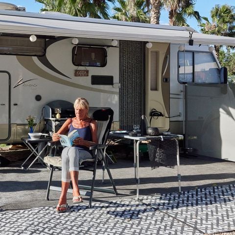 STAANPLAATS - Grote staanplaats met elektriciteit en water