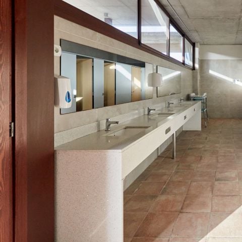 PIAZZOLA - Ampia piazzola con elettricità e acqua