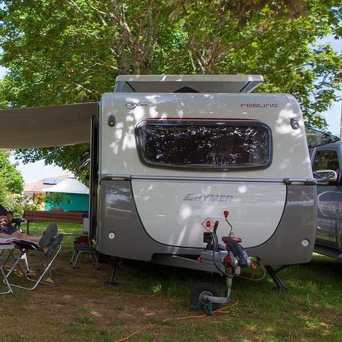 EMPLACEMENT - PRIVILEGE GARDEN 120 m² + Table couverte/bancs + électricité 10 A - 2 pers. 2/6 pers