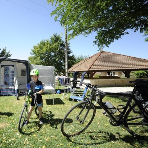 Stellplatz - CONFORT 100 m² + Strom 10 A 2 Pers.