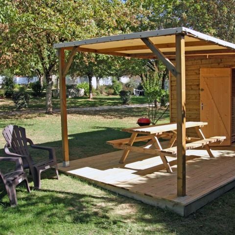 Pitch - PREMIUM 140 m² - Electricity 16 A and Services Plus (Fridge-freezer/microwave/garden lounge/barbecue/transat/pergola) 2 pers