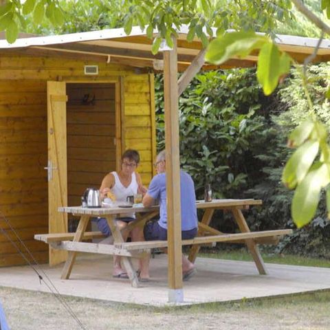 Stellplatz - PREMIUM 140 m² - Strom 16 A und Services Plus (Kühl-Gefrierschrank/Mikrowelle/Gartensalon/Grill/Sonnenliegen/Pergola) 2 pers.