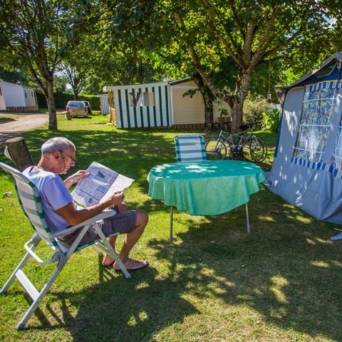 Pitch - PREMIUM 140 m² - Electricity 16 A and Services Plus (Fridge-freezer/microwave/garden lounge/barbecue/transat/pergola) 2 pers