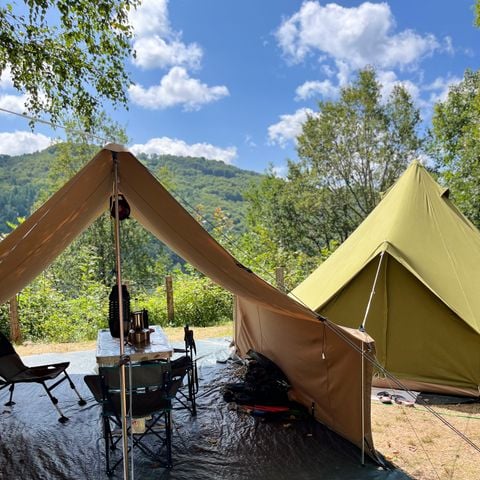Kampeerplaats - PRIVILEGE PAKKET (1 tent, caravan of camper / 1 auto / 10A elektriciteit)
