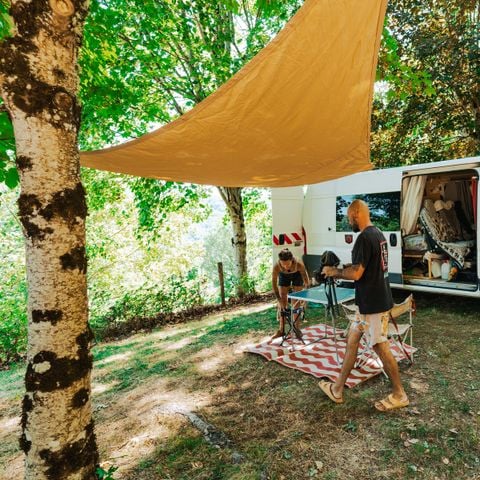 EMPLACEMENT - FORFAIT PRIVILEGE (1 tente, caravane ou camping-car / 1 voiture / électricité 10A) 