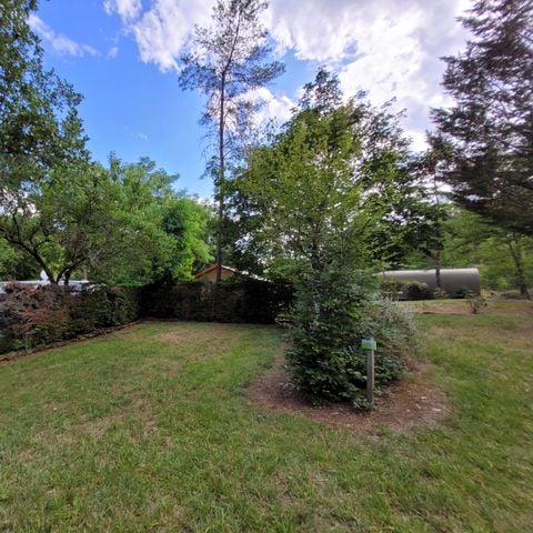 STAANPLAATS - Standaard kampeerplaats (met elektriciteit) -