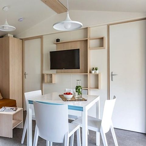 Mobilheim 4 personen - Ultimate | 2 Zi. | 4 Pers. | Erhöhte Terrasse | Tropische Dusche | Klimaanlage | TV