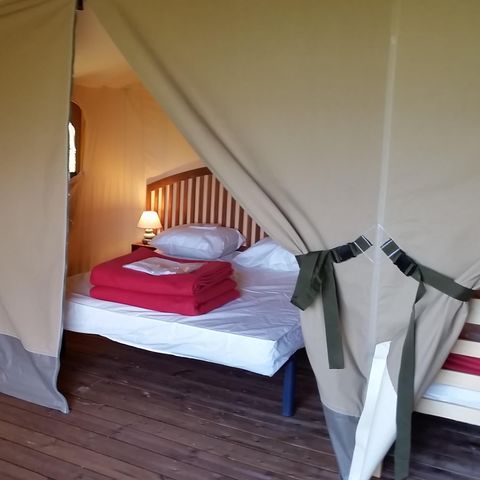 Tente en toile et en bois 5 personnes - Ecolodge toilé meublé 35 m² - 2 chambres - sans sanitaires - terrasse couverte face aux étangs