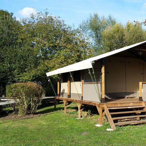 Canvas and wooden tent 5 persons - Ecolodge 35 m² - 2 bedrooms - without bathroom - covered terrace facing the ponds