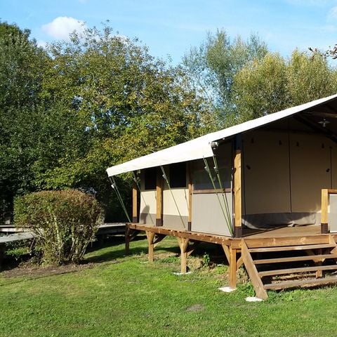 Tente en toile et en bois 5 personnes - Ecolodge toilé meublé 35 m² - 2 chambres - sans sanitaires - terrasse couverte face aux étangs