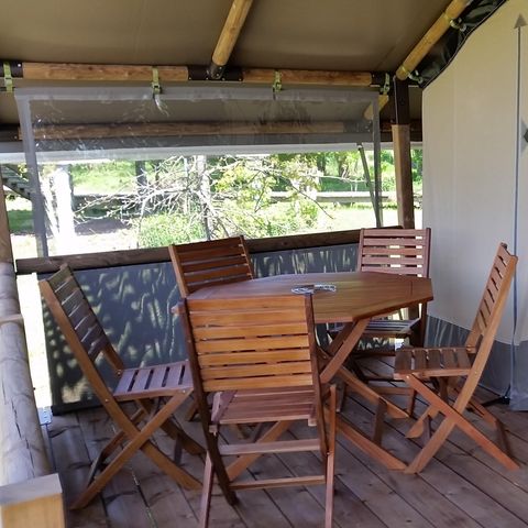 Tente en toile et en bois 5 personnes - Ecolodge toilé meublé 35 m² - 2 chambres - sans sanitaires - terrasse couverte face aux étangs