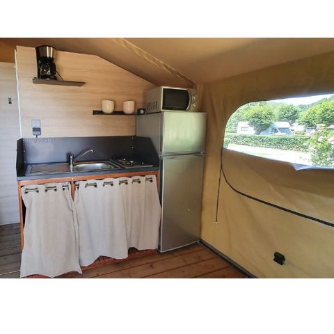 Canvas and wooden tent 5 persons - Comfortable furnished lodge 32m² - sanitary - large covered terrace facing the ponds and BBQ - 2 bedrooms