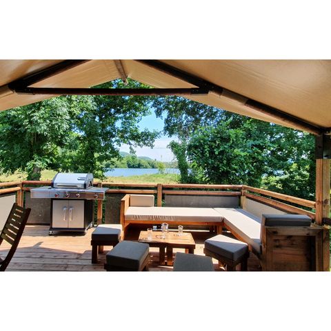 Tent van canvas en hout 5 personen - Comfortabel ingerichte lodge 32m² - sanitair - groot overdekt terras met uitzicht op de vijvers en BBQ - 2 slaapkamers