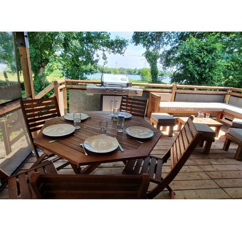 TENTE TOILE ET BOIS 5 personnes - Lodge confort meublée 32m² - sanitaires - grande terrasse couverte face aux étangs et BBQ - 2 ch -