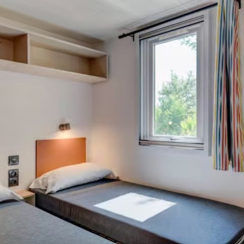 BUNGALOW 8 personnes - Mobil-home | Comfort | 4 Ch. | 8 Pers. | Terrasse surélevée | 2 SDB | Clim. | TV