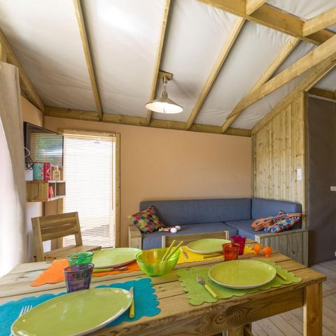 Tente en toile et en bois 5 personnes - Sweetflower Confort 43m² (2 chambres) + TV + draps + serviettes + terrasse semi-couverte de 11m² 4/5 pers.