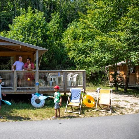 TENTE TOILE ET BOIS 5 personnes - Sweetflower Confort 43m² (2 chambres) + TV + draps + serviettes + terrasse semi-couverte de 11m² 4/5 pers.