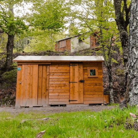 Stellplatz - Pauschale Premium: Stellplatz 10A, ausgestattet mit einem Freecamp (Hütte mit Sanitäranlagen)